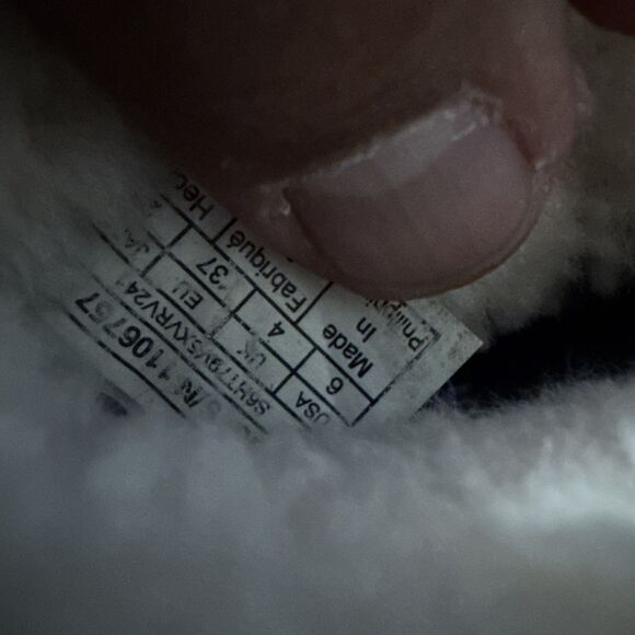 Women’s Ugg Classic Mini Fluff Quilted Boot Size 6 Cozycore Trendy Comfort - Picture 7 of 7